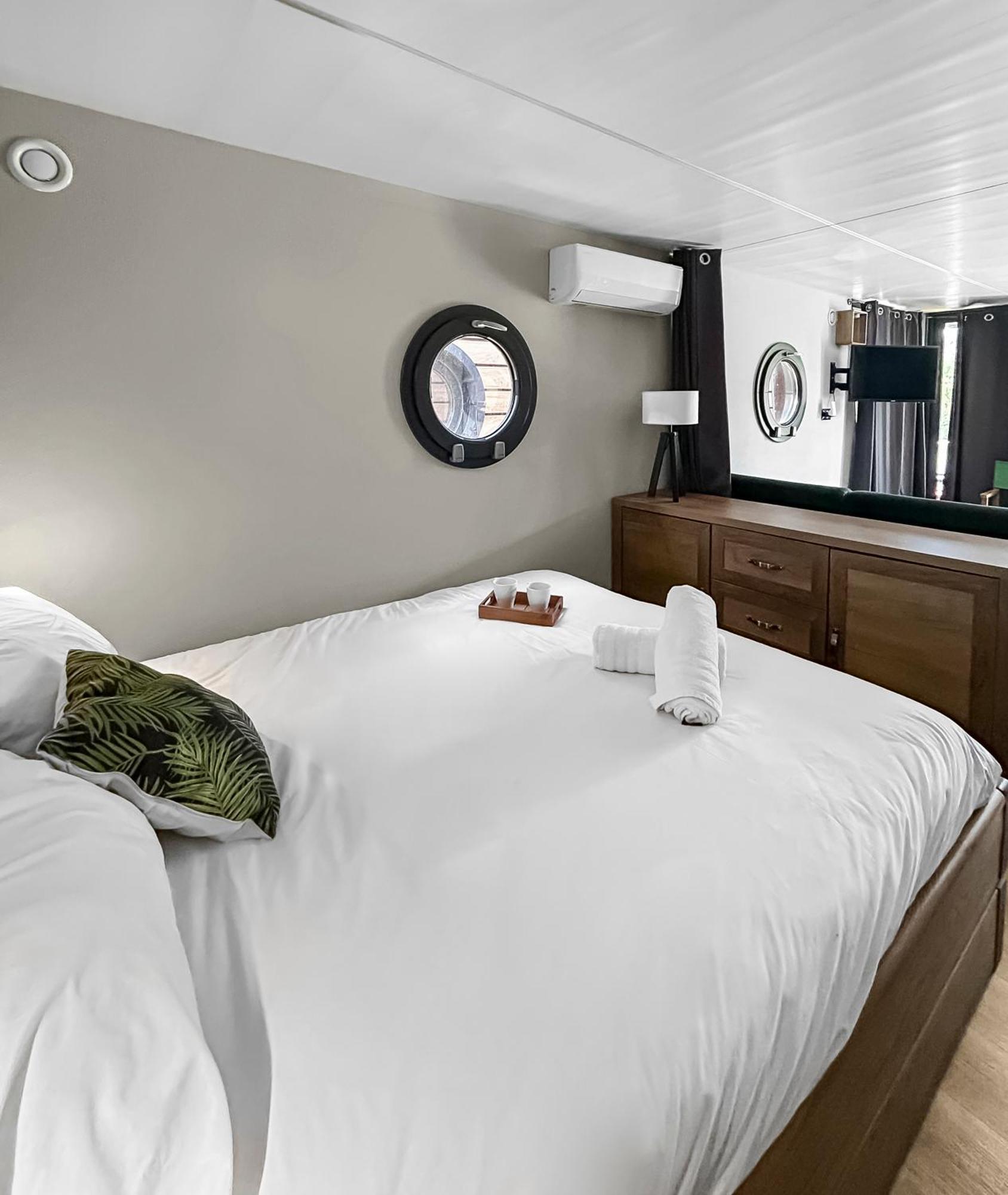 Sejour Unique Sur Un Bateau "Marius" Hotel Vauvert Bagian luar foto