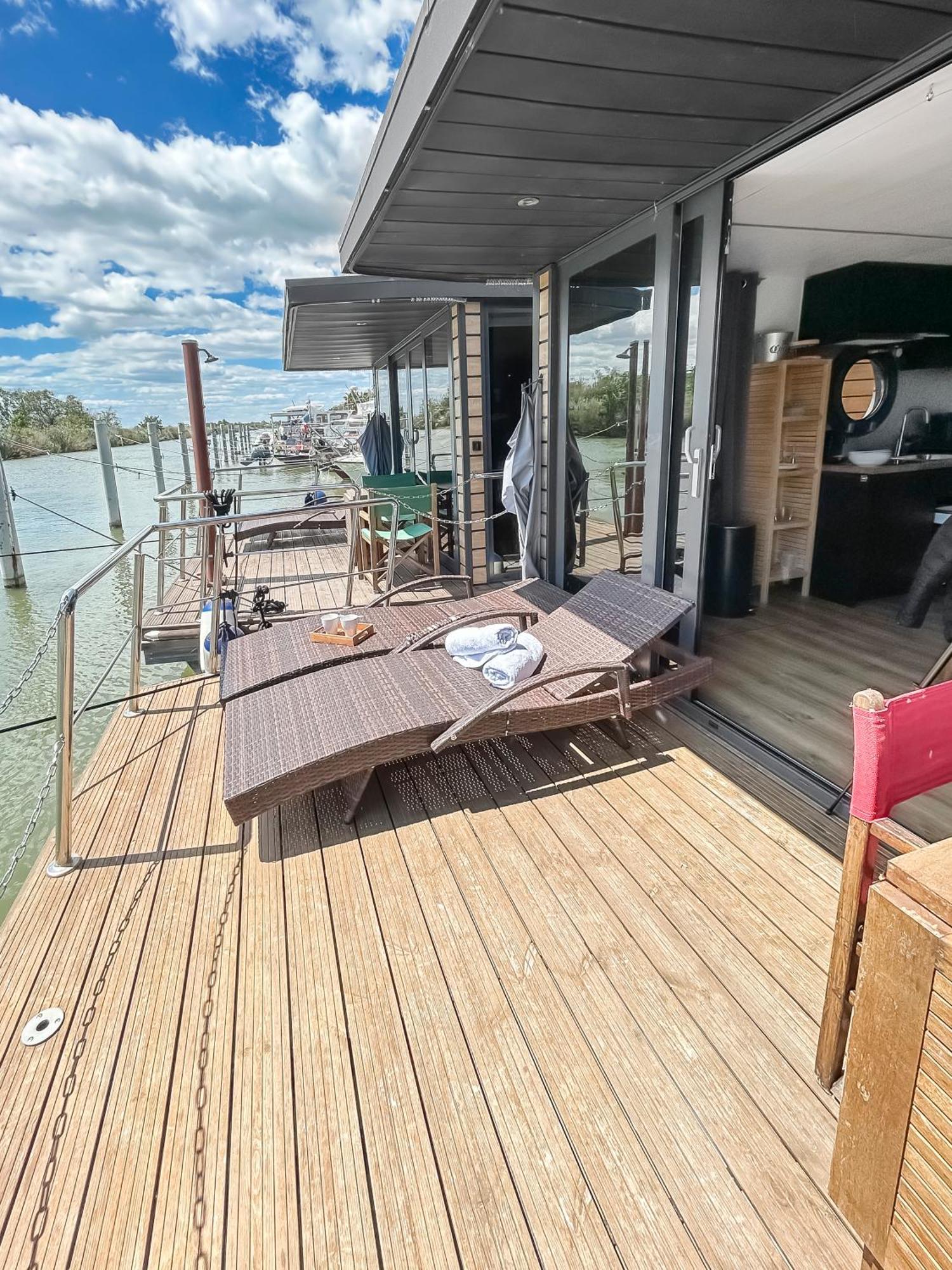 Sejour Unique Sur Un Bateau "Marius" Hotel Vauvert Bagian luar foto