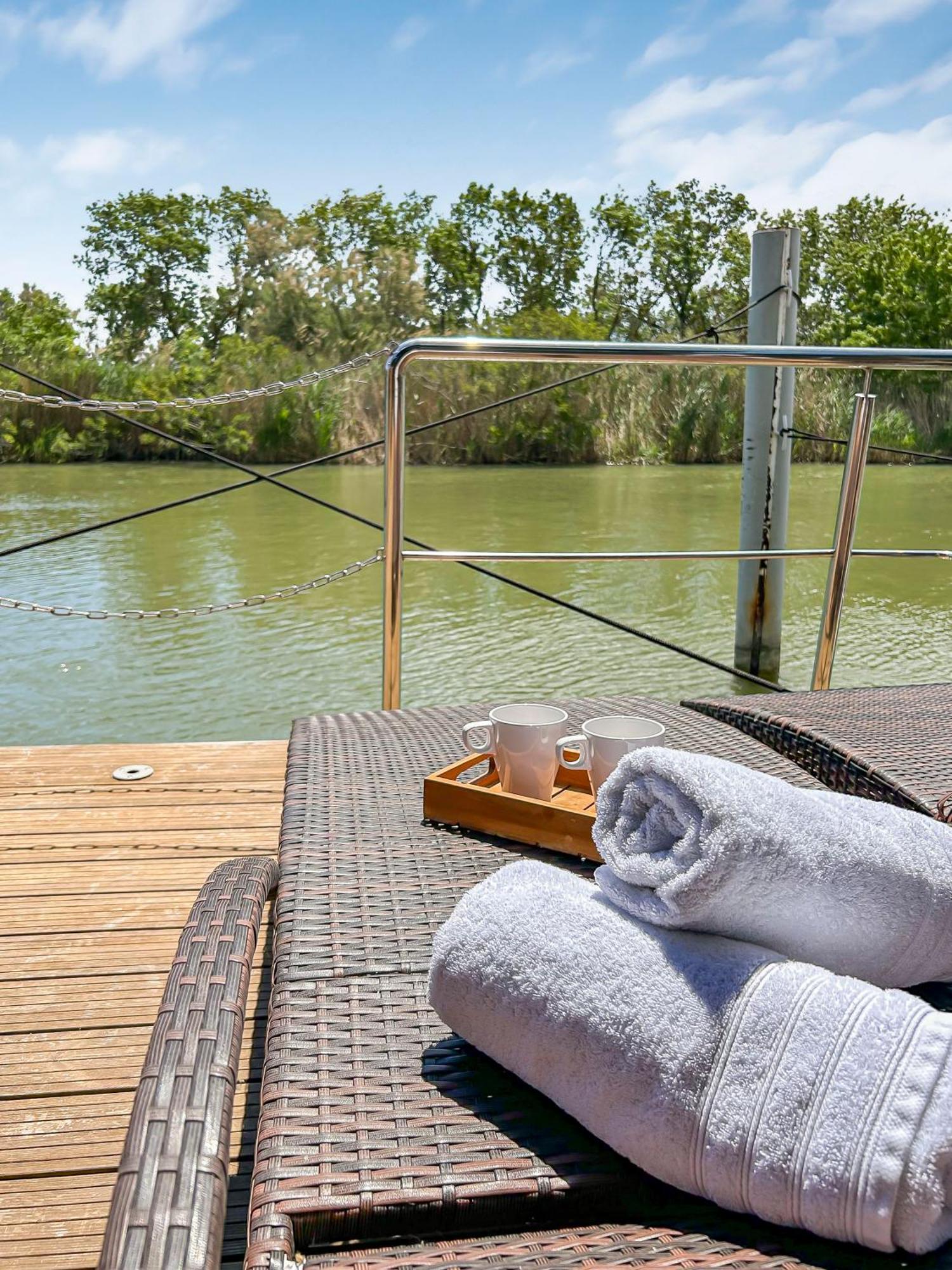 Sejour Unique Sur Un Bateau "Marius" Hotel Vauvert Bagian luar foto